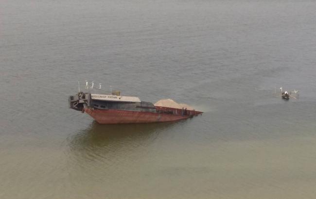 В Каховском водохранилище затонула баржа с нефтепродуктами