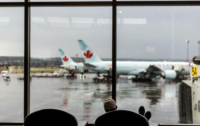 В Канаде пассажирский самолет выкатился за взлетную полосу