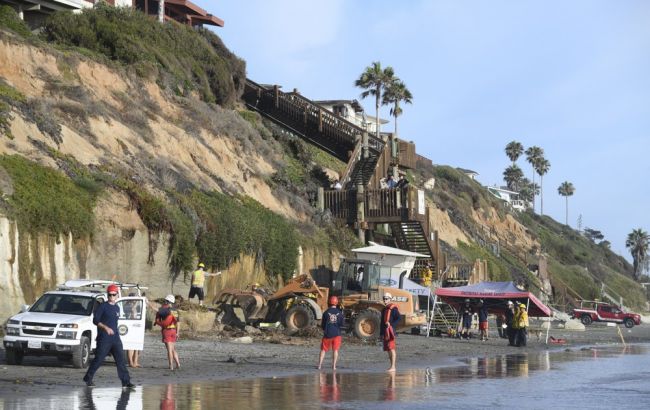 В Калифорнии на пляже обрушилась скала, есть погибшие