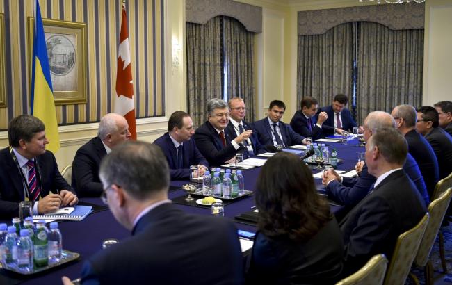 Порошенко обсудил с канадскими депутатами безвиз и санкции против России