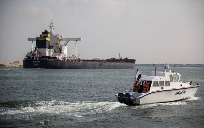 У Суецькому каналі сіло на мілину судно з українським зерном