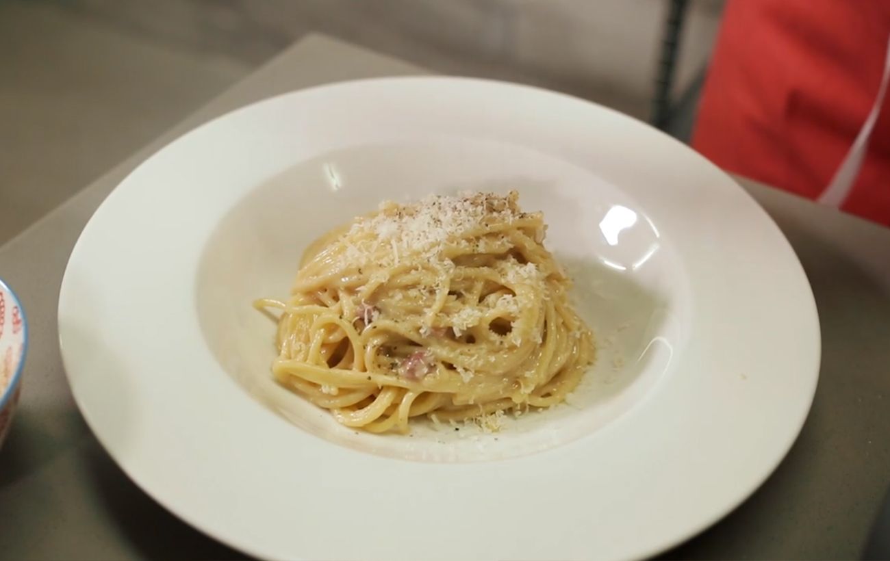 Макароны с беконом без сливок. Карбонара милано. Спагетти карбонара со сливками. Конкильони карбонара. Макароны с беконом без сливок.