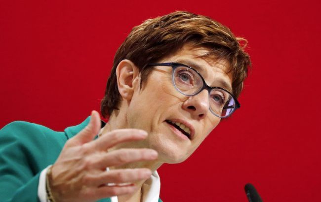 Глава партии Меркель не будет претендовать на пост канцлера до 2021