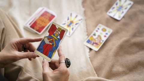 Таро-гороскоп на 21 ноября: каким знакам Зодиака судьба готовит испытания