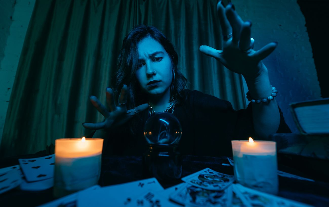 Ворожка, астролог і хіромант: які "магічні" професії офіційно існують в Україні