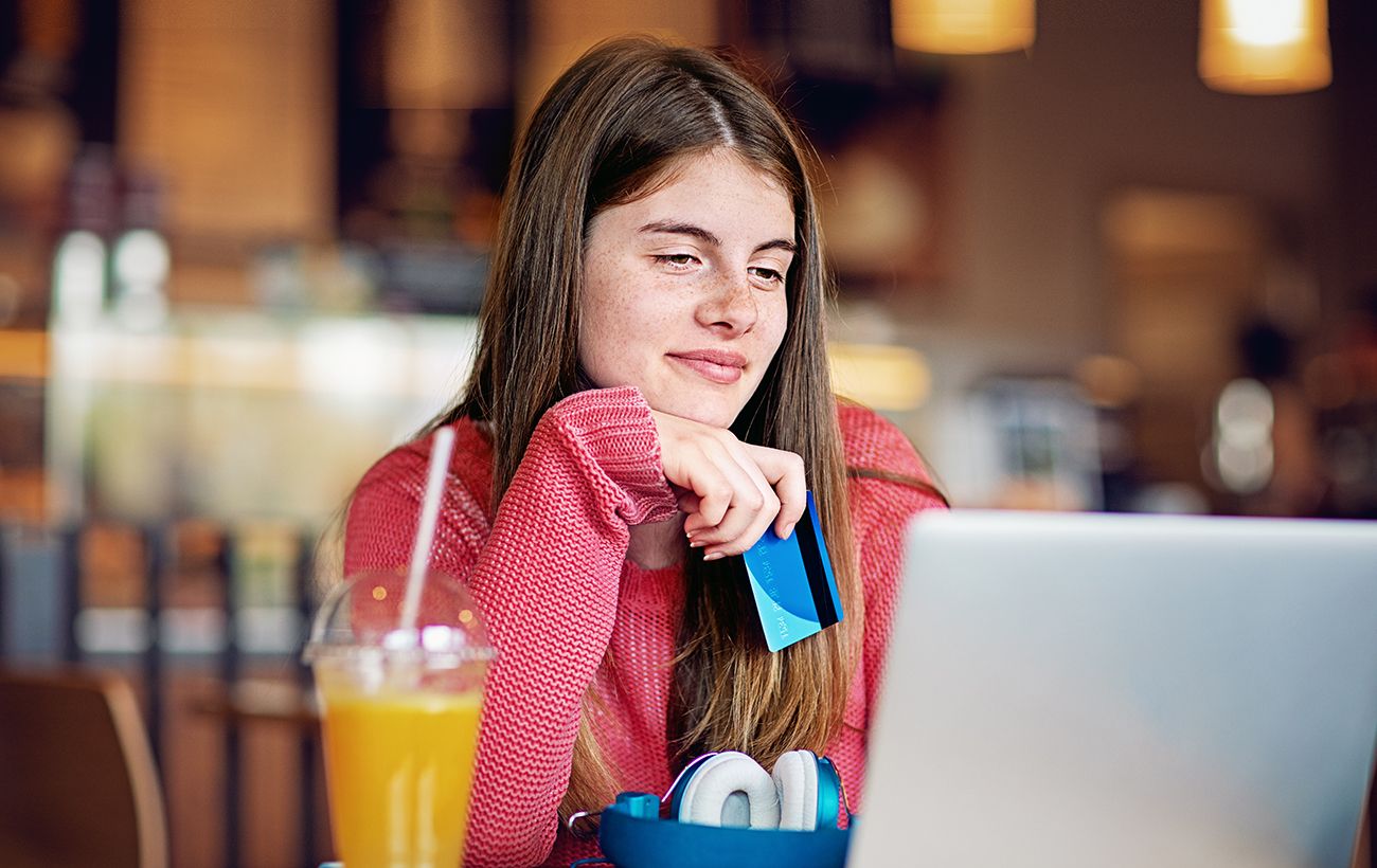 Кредитний ліміт дають не всім: "ПриватБанк" назвав чіткі вікові обмеження для карток