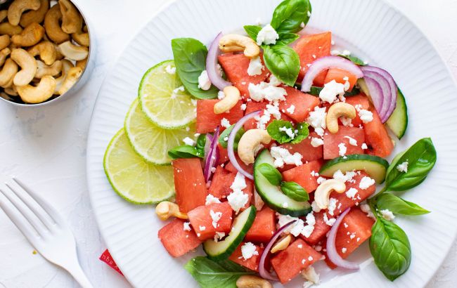 Салат из арбуза, мяты и феты: рецепт блюда, которое подают в лучших ресторанах