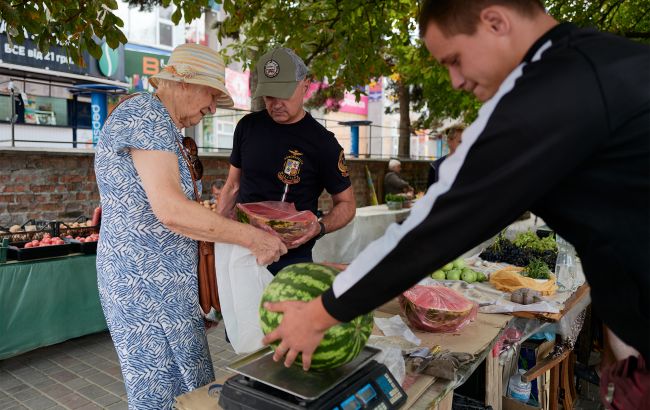 Сезон стартовал, а цены кусаются: эксперт рассказал, когда подешевеют арбузы в 2025 году