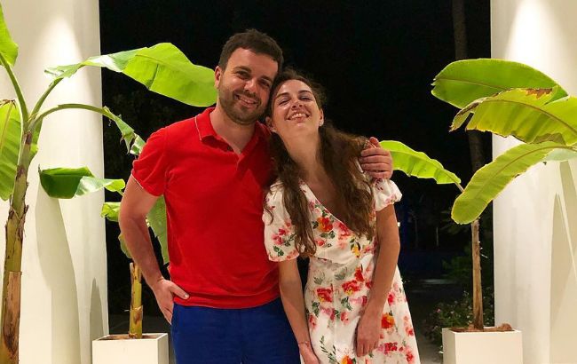 Горячая парочка: ведущий "Холостяк 9" засыпал сеть яркими семейными кадрами с Мальдив