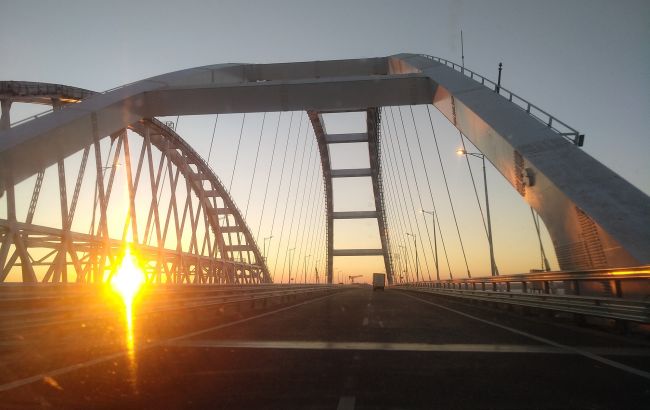 Окупанти заявили про закриття руху Кримським мостом: що відомо