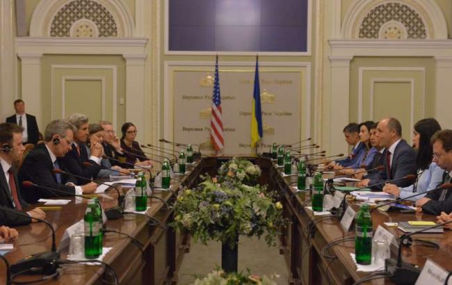 Над наданням допомоги в обороноздатності Україні працюють 5 країн, - Керрі