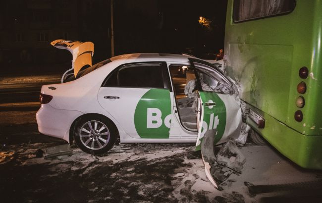 В Киеве автомобиль въехал в маршрутку и загорелся