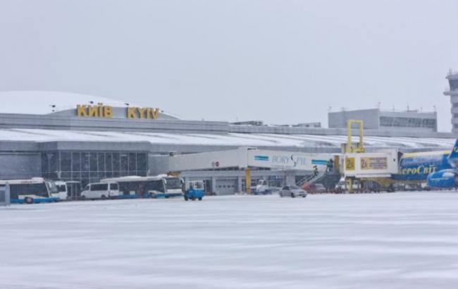 Аеропорт "Київ" закритий до 17:00 після інциденту з літаком МАУ
