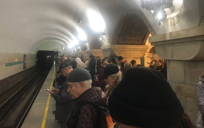 Что происходит в метро Киева после новшества: большие очереди и мало поездов (фото)