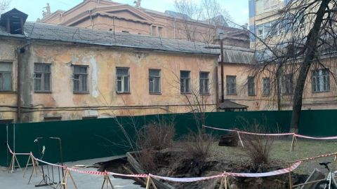 В Киеве на месте провала в жилом дворе обнаружили "кирпичные подземелья" (фото)