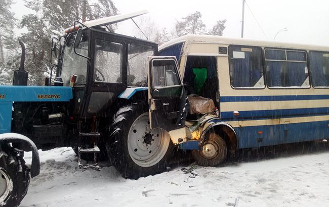 У Київській області автобус зіткнувся з трактором, є постраждалі