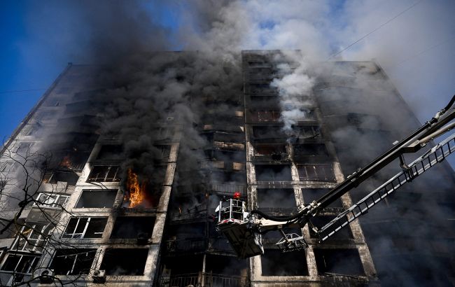 Ракетный обстрел Киева. Как выглядят разрушенные дома на Святошино и Осокорках: фоторепортаж