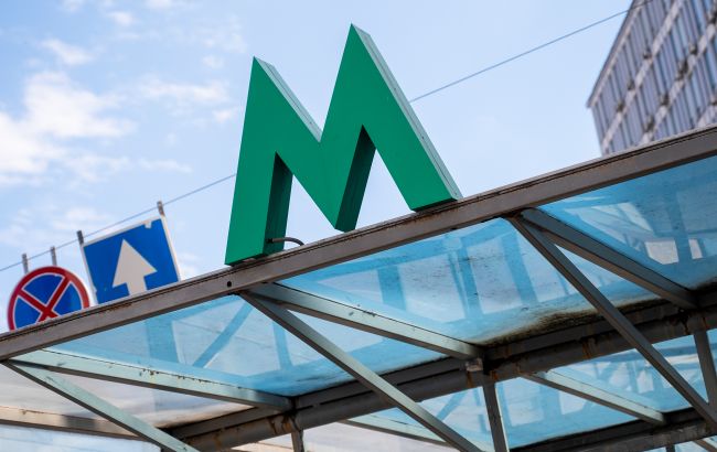 У Києві дівчина стрибнула під поїзд метро: деталі НП