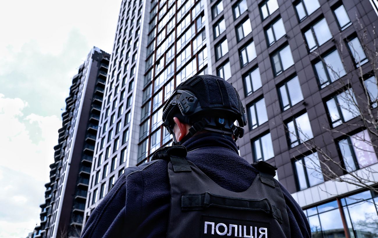 В Киеве мужчина пытался задушить мать и бросился на копа: полиция применила оружие