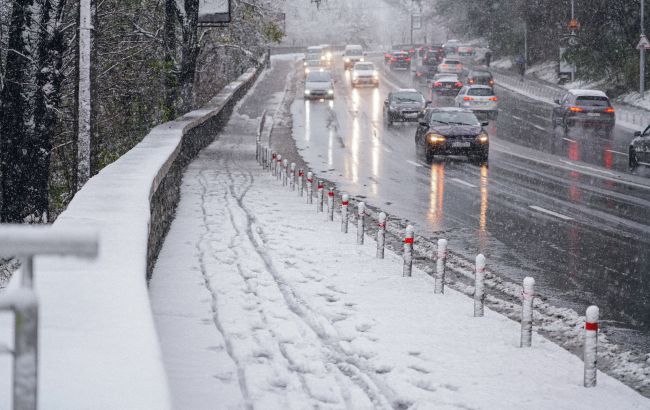 Снег и гололедица парализовали дороги: массовые ДТП, пострадавшие и затрудненное движение