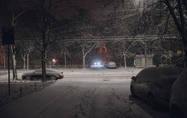Хуртовина у Києві: сотні одиниць спецтехніки борються зі снігом та обробляють дороги