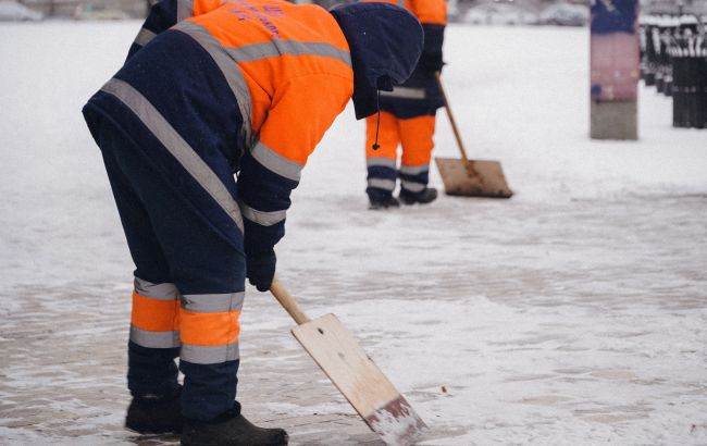 В Івано-Франківську під час прибирання снігу побили комунальника: що загрожує нападнику