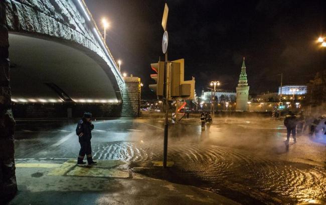 Возле Кремля провалилась проезжая часть