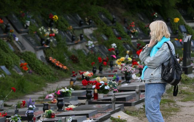 Можно ли ходить на кладбище после обеда? Что говорят суеверия и церковь