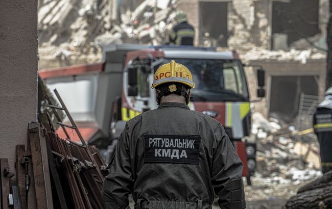 Розбиті будинки й згорілі авто: який вигляд має Київ після удару РФ (відео)