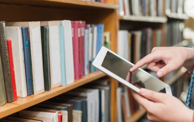 Не детективы и фантастику. Что читают украинцы и какие книги в топе у молодежи