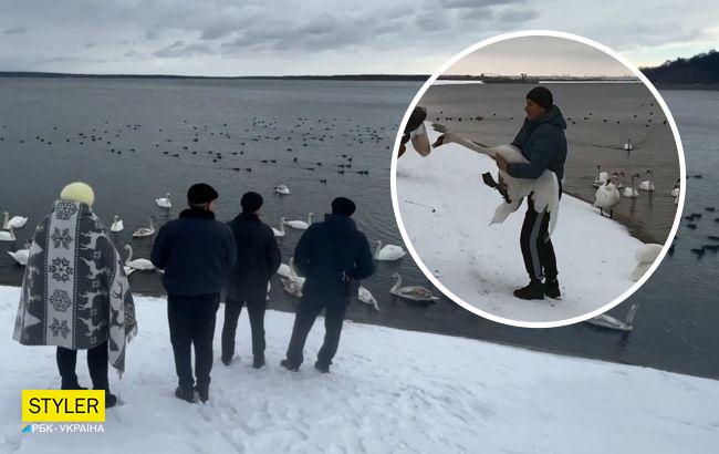 На водохранилище Хмельницкой АЭС люди мучили лебедя ради селфи: видео вызвало скандал