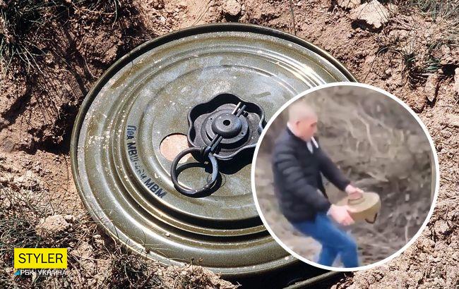 В Бердянске мужчина голыми руками перенес мину в лесопосадку: опубликовали видео
