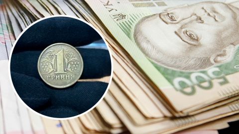 У Києві торговець викинув гнилі кавуни біля тротуару: вчинок розлютив містян (фото)