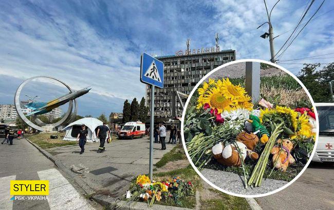 У Вінниці люди несуть іграшки та квіти на місце, де ракета вбила маленьку Лізу