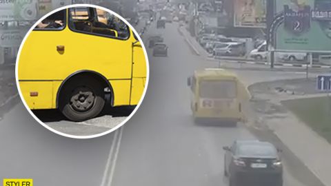 У маршрутки на полном ходу отпали колеса: видео момента ДТП за Киевом