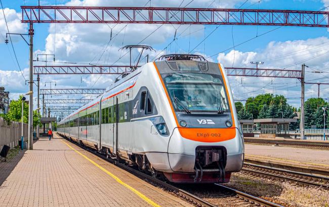 Из-за вражеских обстрелов поезда "Укрзализныци" отменили: список рейсов