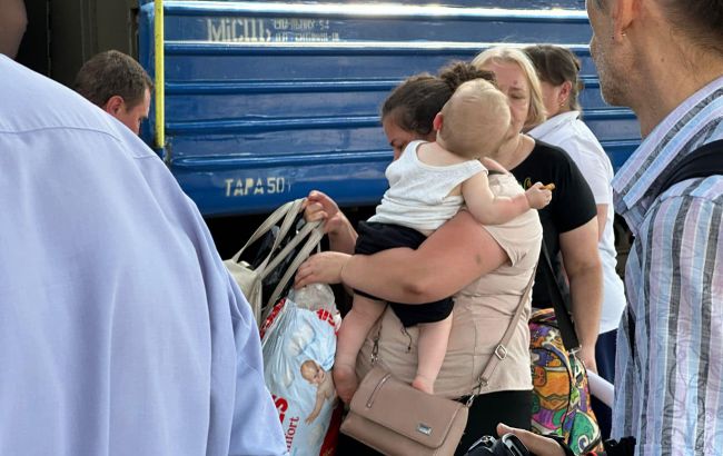 Поїздка з малечею стане зручнішою: УЗ додала нові вагони на міжнародний рейс