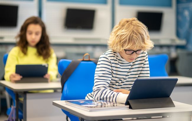 Украинские учителя признались, привлекают ли школьников к использованию ИИ: ответ вас удивит