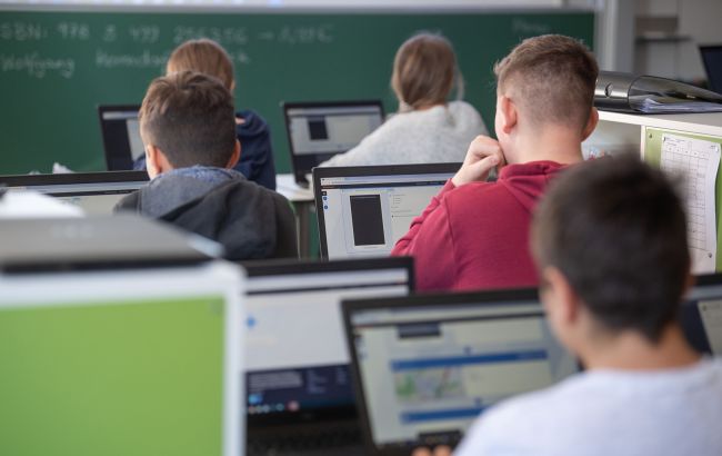 Обновленная информатика. Украинские школьники будут изучать ШИ и основы программирования: что известно