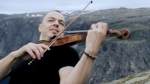 Український скрипаль заграв на всесвітньо відомій скелі над прірвою: вражаюче відео