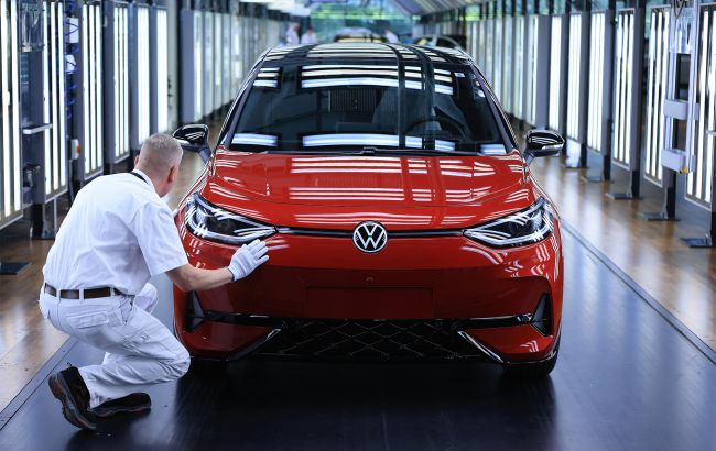 Автогіганти масово відмовляються від виробництва електромобілів: у чому причина