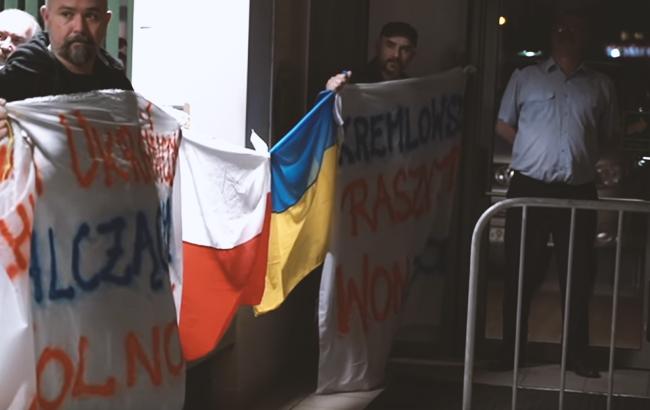 "Лапы прочь от Украины": в Польше сорвали концерт ансамбля Александрова (видео)