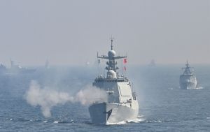 Китай розширює флот великих есмінців для стримування США у Тихому океані