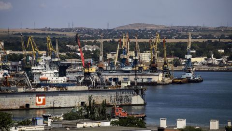 Удар по Севастополю. Появилось первое видео поврежденного корабля "Минск"