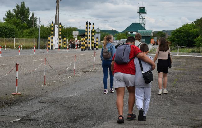 Новый законопроект. Когда подростки до 18 лет смогут ехать за границу без сопровождения