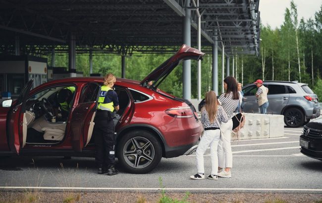 СМИ выяснили, как из Финляндии в Россию вывозят люксовые авто