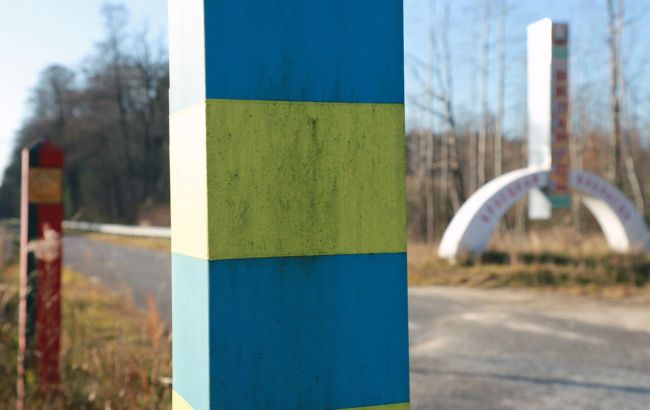 "Вместе победим рашизм". На границе с Беларусью появились новые билборды и включили гимн Украины