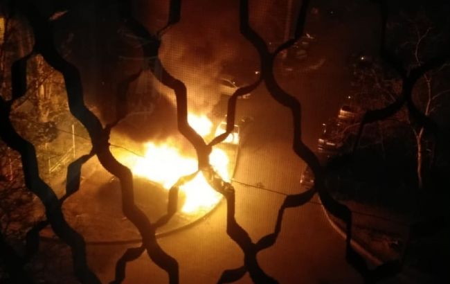 В Одессе во дворе сгорели микроавтобус и два автомобиля