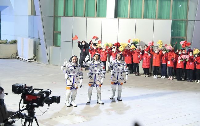 Китай запустил на орбиту корабль с космонавтами: видео