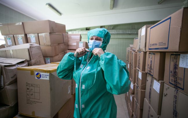 Киевстар передал почти 7 тысяч защитных костюмов в больницы по всей Украине